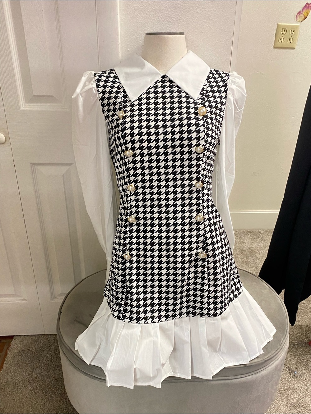 Black & White Houndstooth Long-Sleeve Dress with White Collar and Pleated Hem